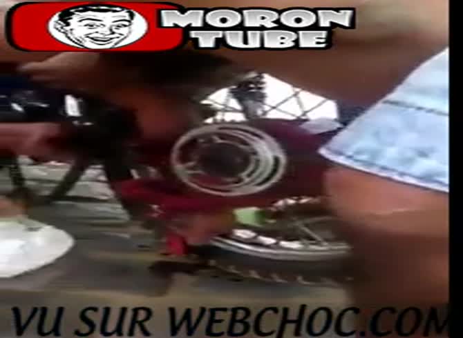 Video :She becomes caught, and a motorbike wheel tears her arm (public warning)